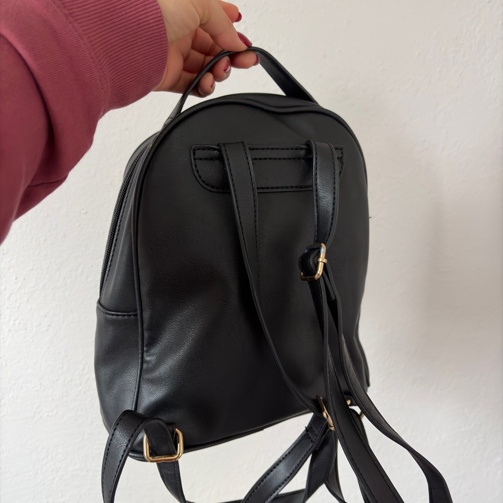 Chic Backpack - Picture 2 of 2